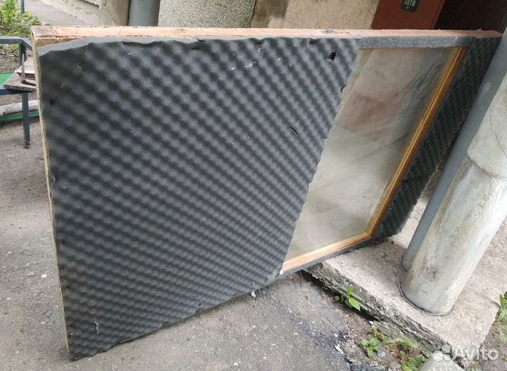 Акустический поролон, дверь, студийный стол