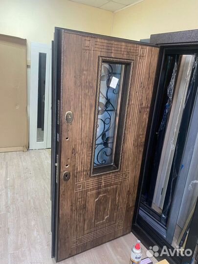 Дверь входная, со стеклом,ковкой
