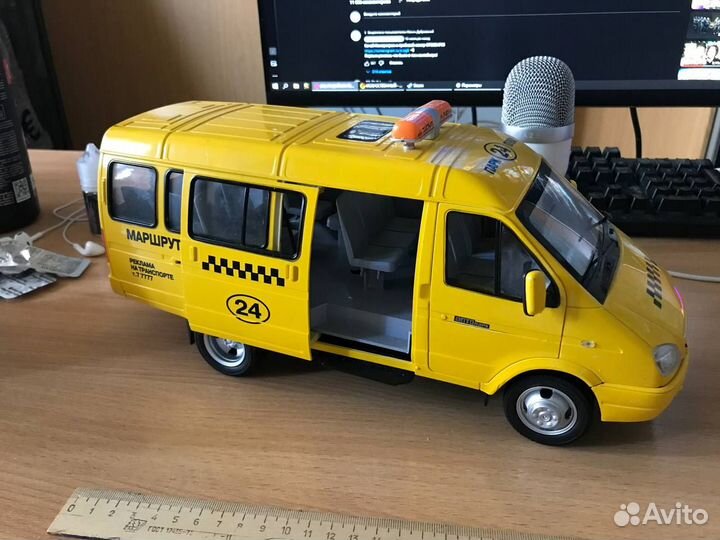 Машинка игрушечная Газель