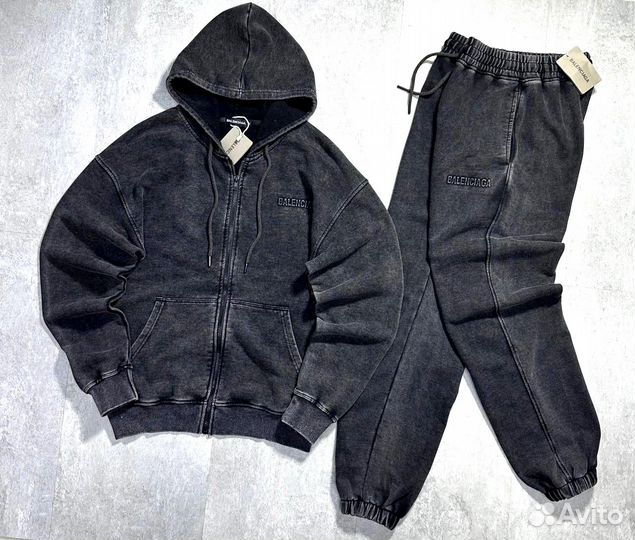 Легкий спортивный костюм Balenciaga