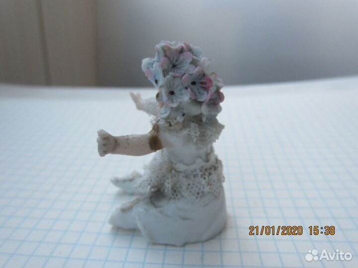 Маленькая куколка фарфор винтаж