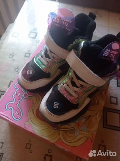 Ботинки -кроссовки на девочку 31 размер