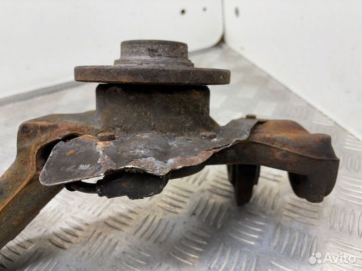 Кулак поворотный передний левый 8D0407257S Volkswagen Passat B5 0