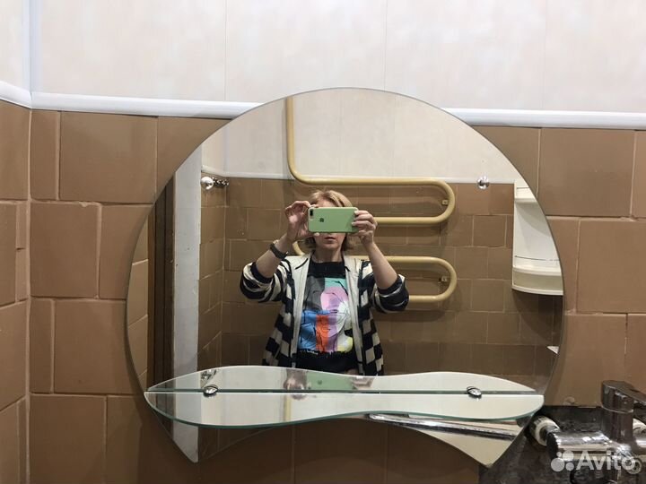 Зеркало в ванную с полкой