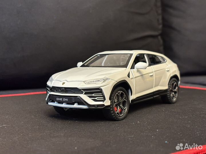 Модель автомобиля Ламборгини Урус 1:24