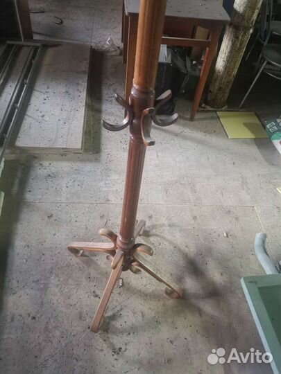 Деревянная вешалка