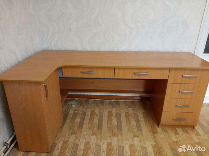 Письменный стол с навесной полкой