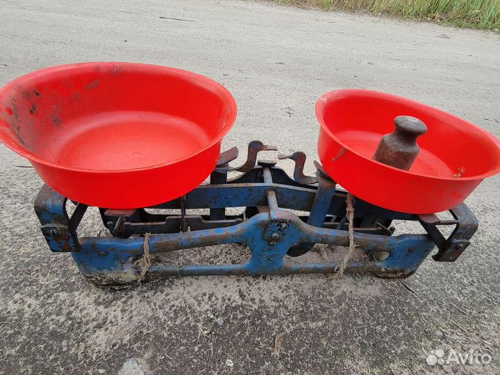 Старые весы с гирькой