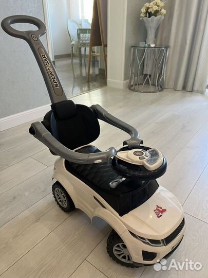 Машинка каталка с ручкой