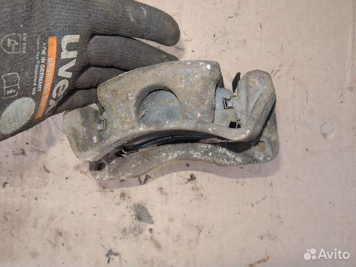 Суппорт задний правый Mitsubishi Galant viii 97-03