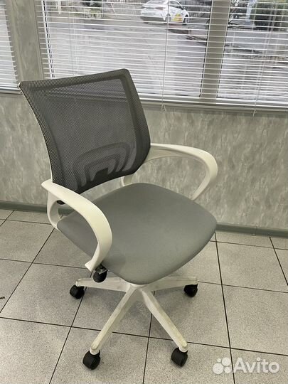 Компьютерное кресло белое
