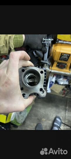 Головка и цилиндр с поршнем для альфы и дельты