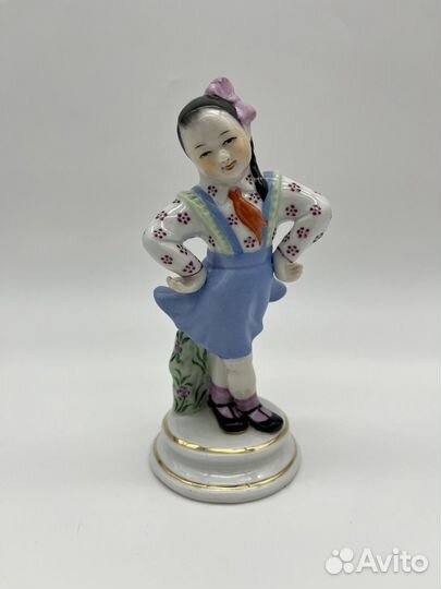 Китайская форфоровая статуэтка