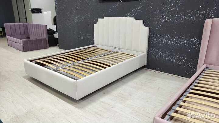 Кровать парящий с подъемным механизмом