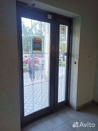 Дверь входная металлическая со стеклом