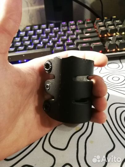 Зажим для трюкового самоката