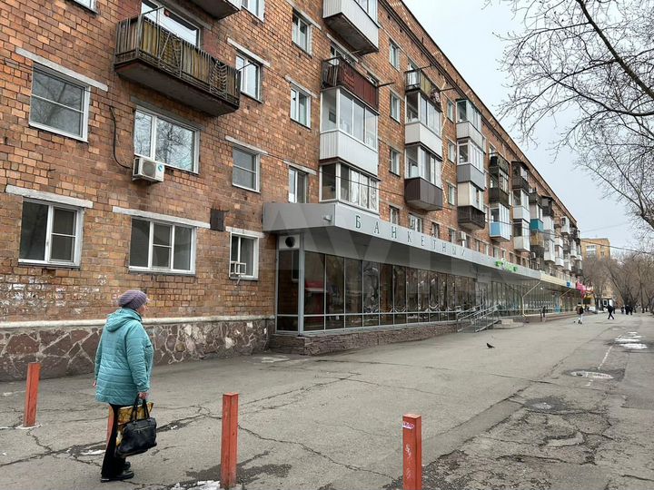 Здание расположено на 1 этаже жилого дома, общая п