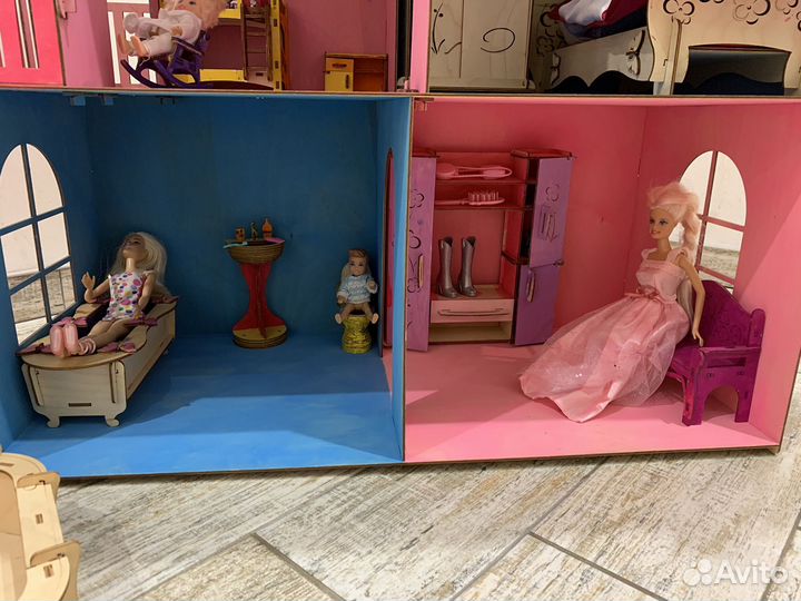 Домик кукольный с мебелью и куклами