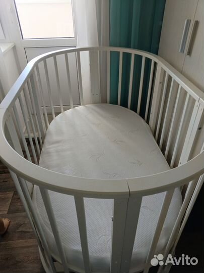 Детская кроватка с маятником