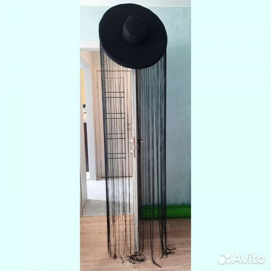 Шляпа с нитями черная