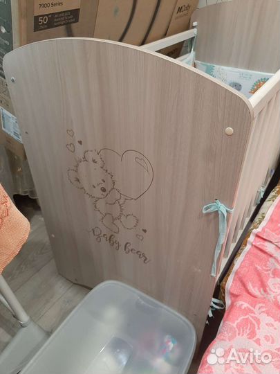 Детская кроватка с маятником и ящиком