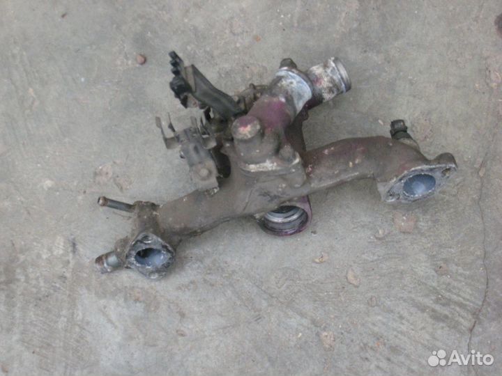 Корпус термостата Hyundai Santa Fe 2.7 бензин G6BA