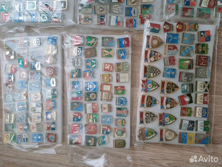 Продам значки гербы городов