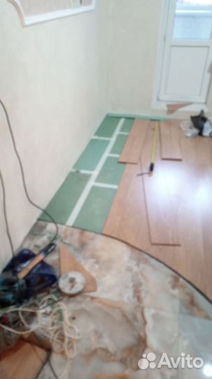 Клеить обои