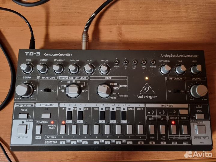 Продам аналоговый синтезатор Behringer TD-3-BK