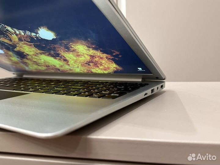 Ноутбук intel/8gb/ssd/intel UHD/Full HD ips