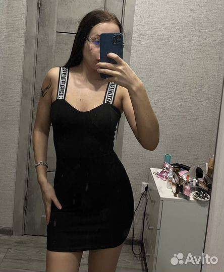 Черное платье мини prettylittlething