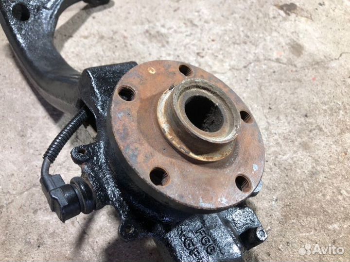 Кулак поворотный левый Audi A6 C5/4B 2.5TDI AKE