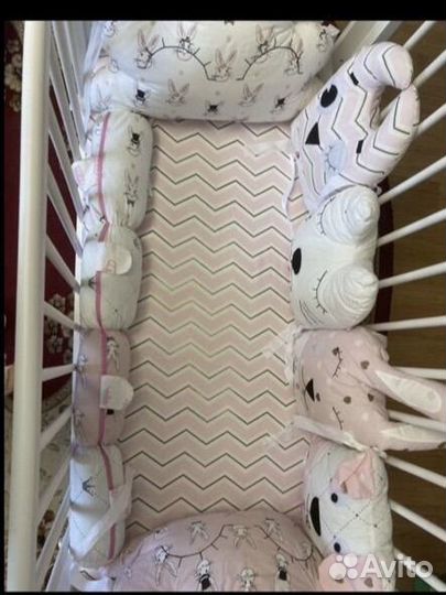 Детская кроватка с маятником