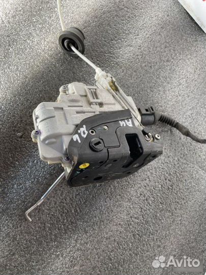 Замок двери задний левый Audi A4 B7 2.0 турбо BWE