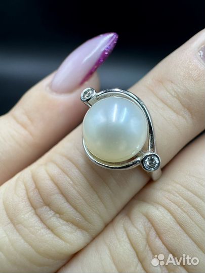 Золотое кольцо с жемчугом и бриллиантами