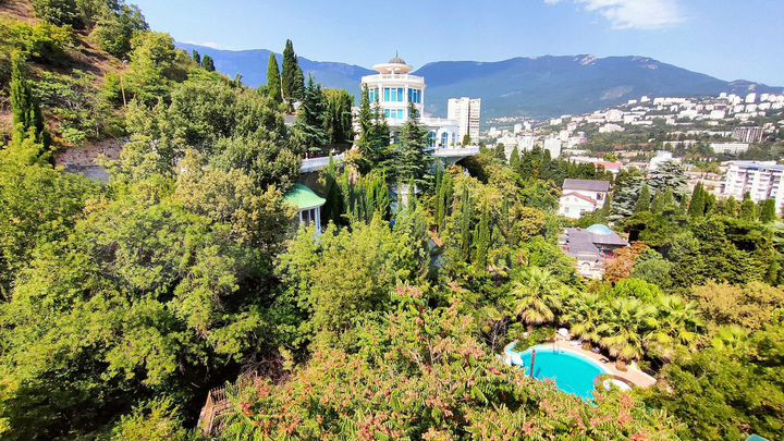 Дом 505,4 м² на участке 42,6 сот.