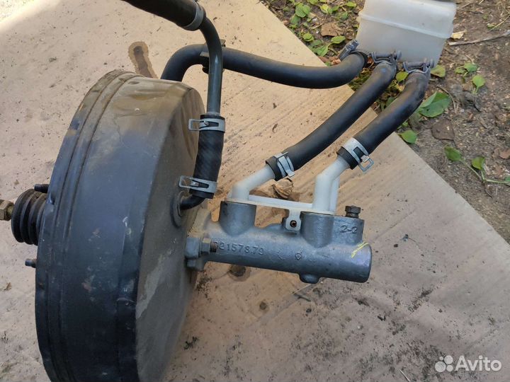 Вакумный уселитель тормазов на Nissan Tino