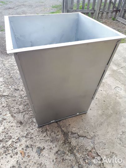 Мусорный контейнер металлический