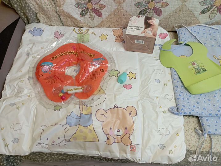 Бортики, матрас д/пеленания, вещи, круг д/купания