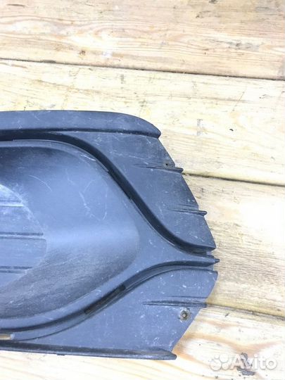 Накладка противотуманной фары правая Renault Logan