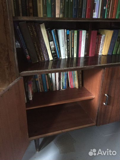 Книжный шкаф