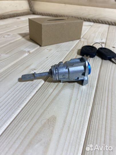 Личинка замка передней левой двери VW Golf 4, Bora