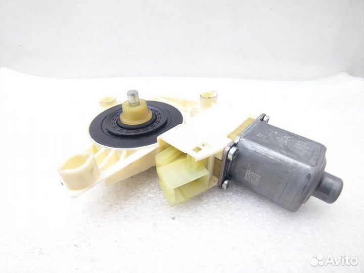 Моторчик стеклоподъемника задний левый