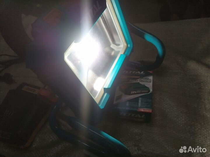 Аккумуляторный фонарь-прожектор total twli2025 (2а