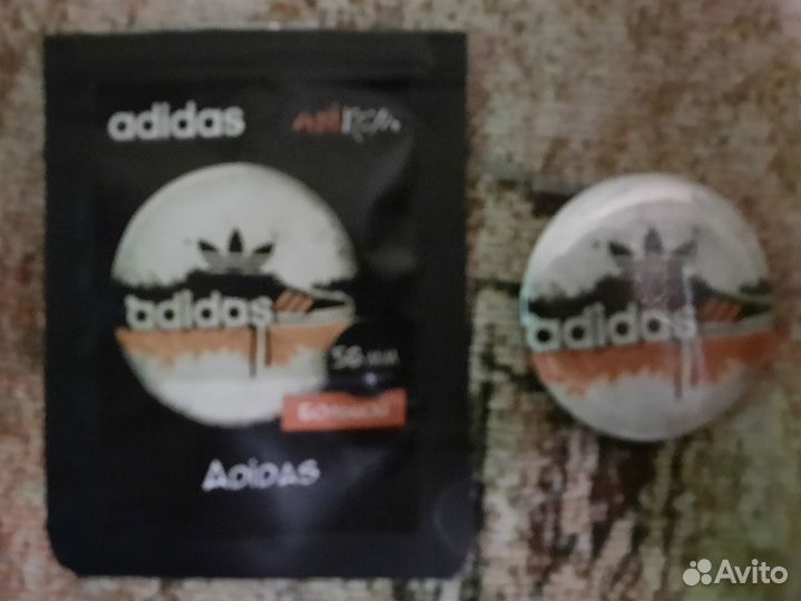 Adidas Originals (значок на рюкзак)