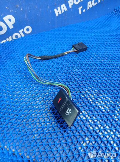 Кнопка центрального замка Audi A6C5 седан AGA 1997