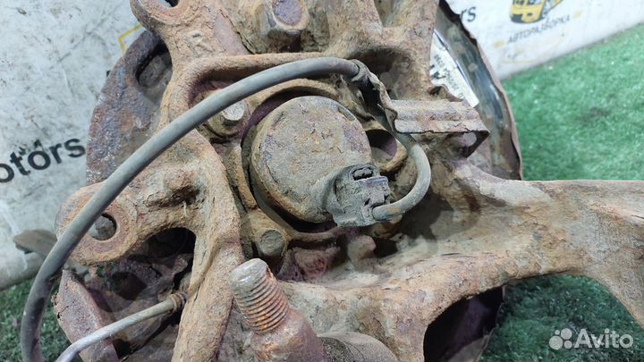 Кулак задний правый Avensis T250