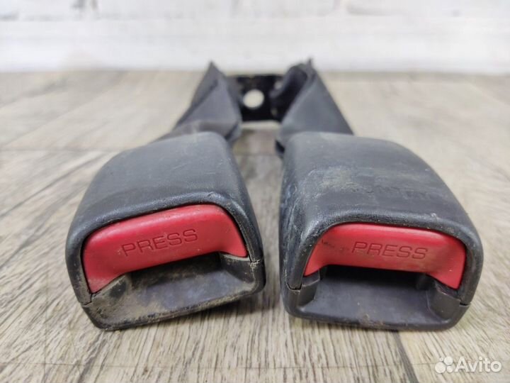 Фиксатор ремня безопасности задний правый Carina E