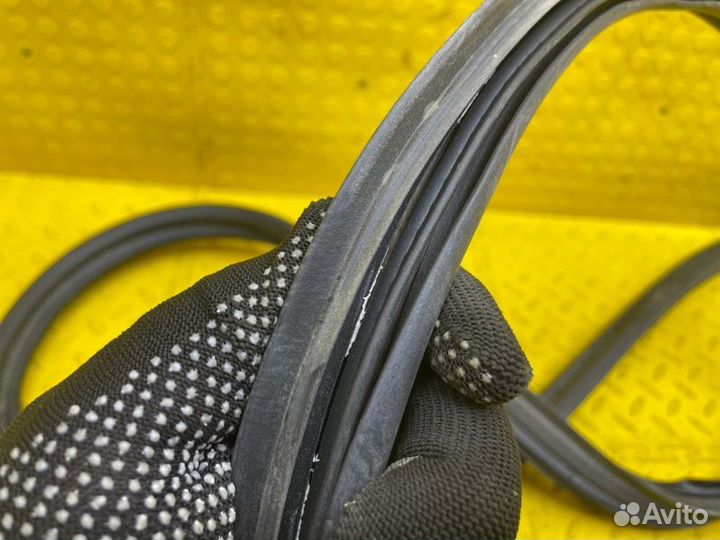 Б/У Уплотнитель крышки багажника - В хорошем