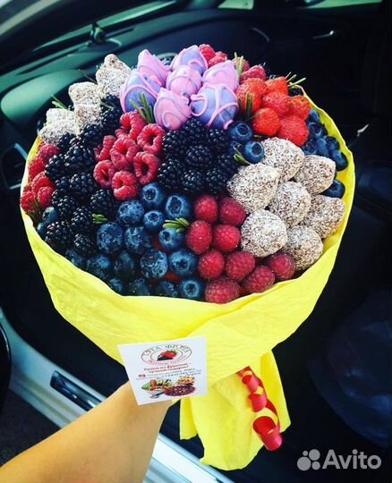 Вкусные букеты из клубники и ягод